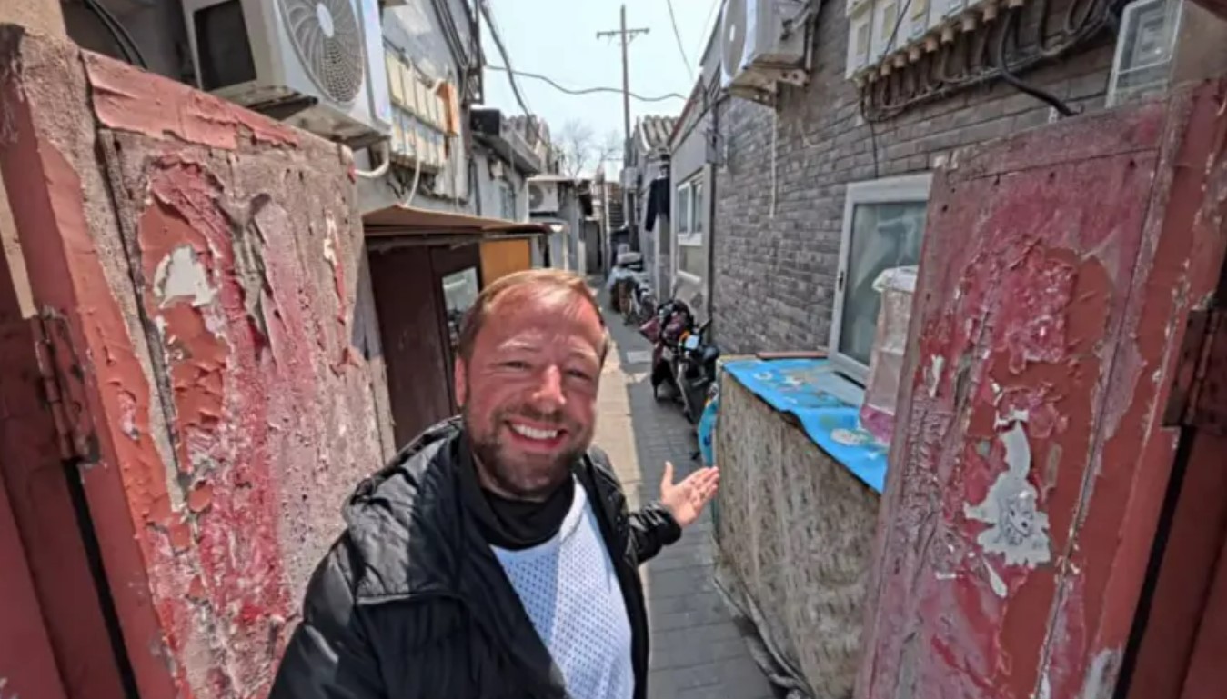 Brasileiro mostra como é morar em favela chinesa pagando R$ 30 de aluguel: ‘Minha viagem nunca acabou’