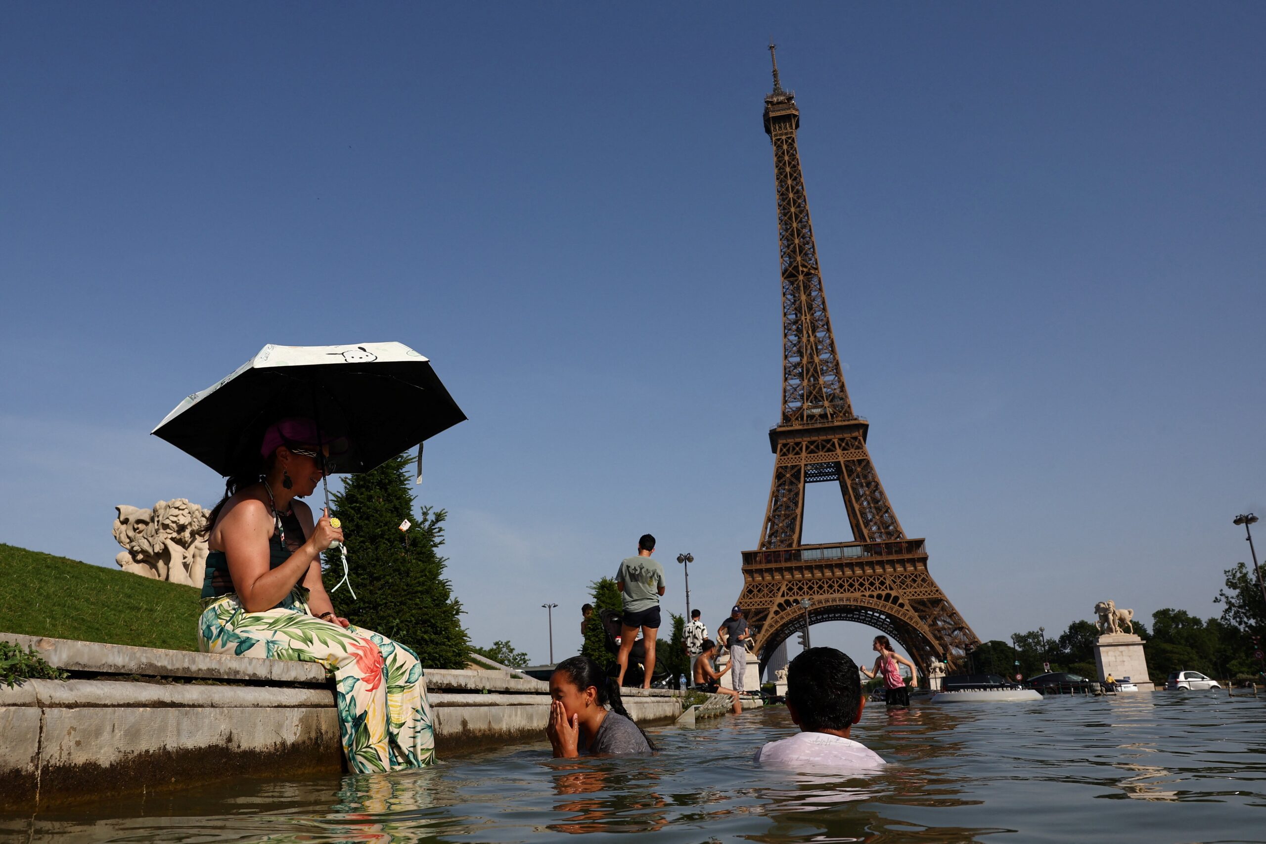 Paris investiga exclusão de funcionárias durante visita de grupo hindu à Torre Eiffel; entenda