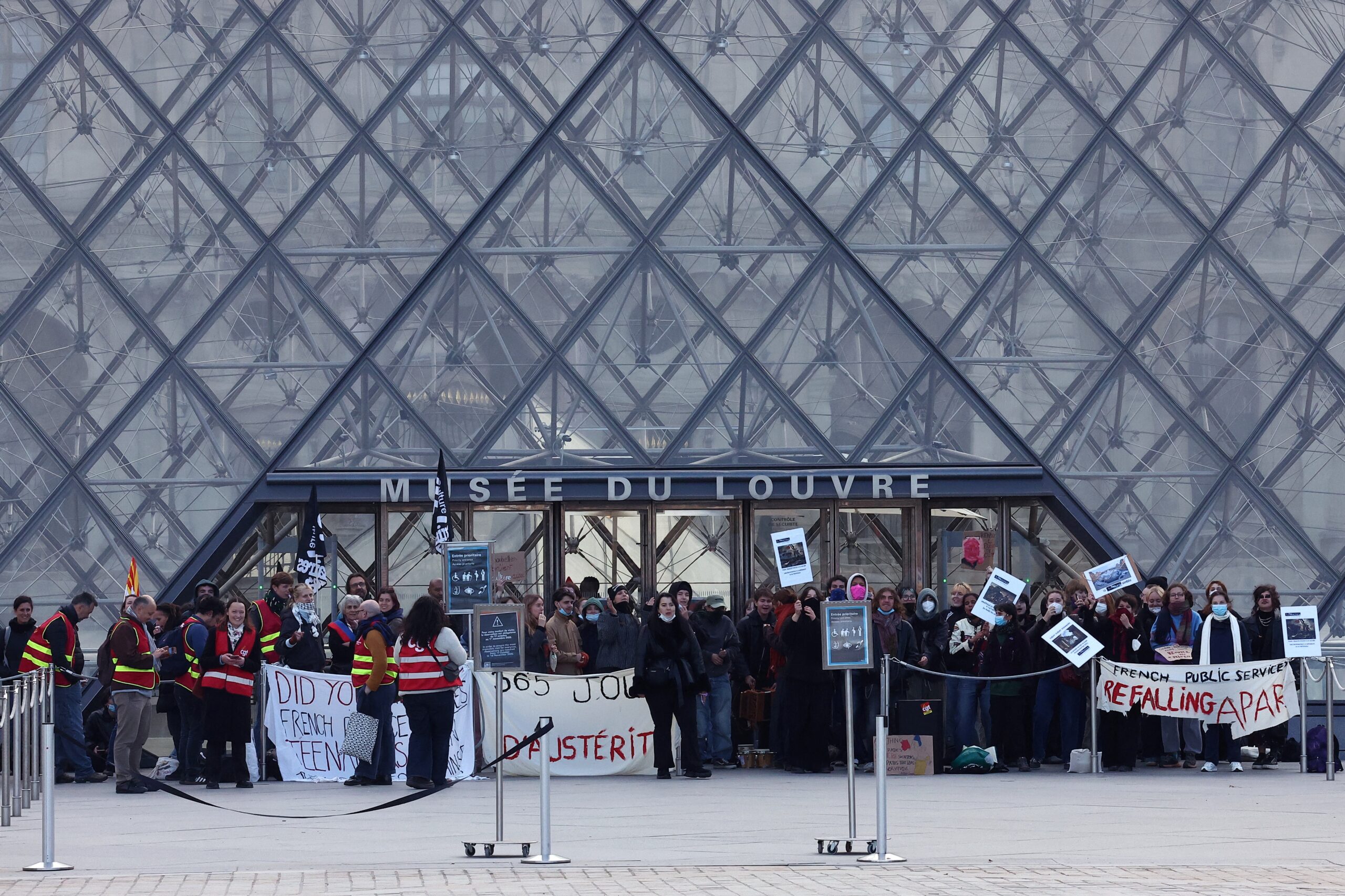 Museu do Louvre é bloqueado por protesto de estudantes em Paris
