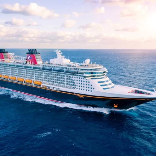 Menina posava para foto antes de cair no mar em cruzeiro da Disney, diz passageiro