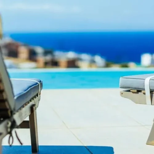 Turista ganha indenização após perder ‘corrida por espreguiçadeiras’ em hotel na Grécia