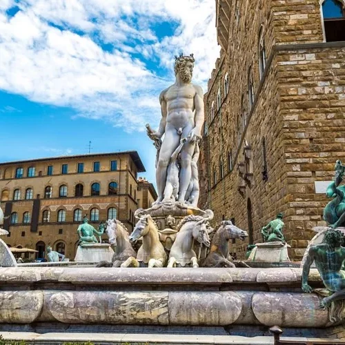 Mulher é multada em quase R$ 30 mil após tentar tocar pênis de estátua na Itália em desafio pré-nupcial