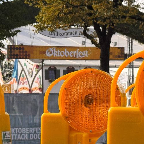 Oktoberfest de Munique será reaberta após ameaça de bomba; polícia investiga explosão e morte