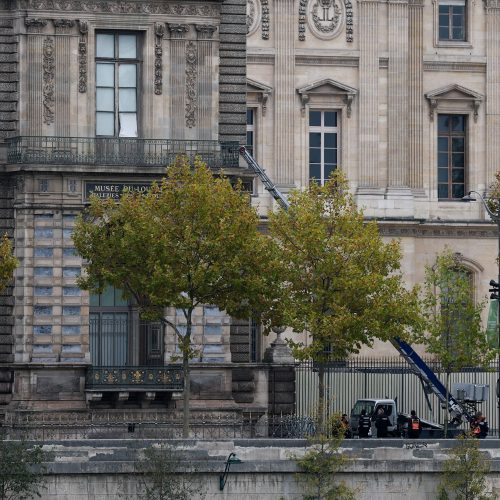 Suspeitos de roubar joias do Museu do Louvre afirmam à polícia que receberiam até 25 mil euros pelo crime, diz jornal
