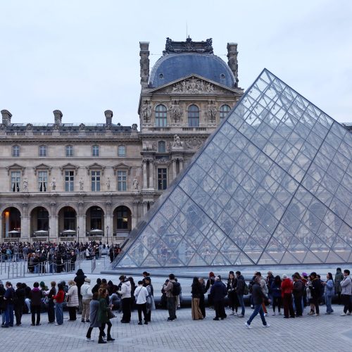 Sem reforma e modernização, Louvre terá que fechar as portas, alerta presidente um ano após roubo