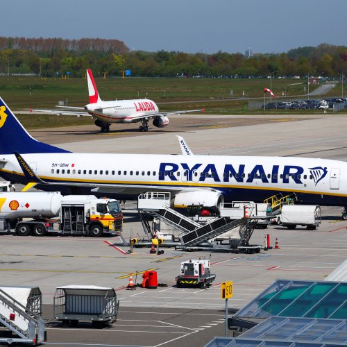 ‘Comprem agora’: ministro espanhol alerta que guerra pode disparar preço de passagens aéreas