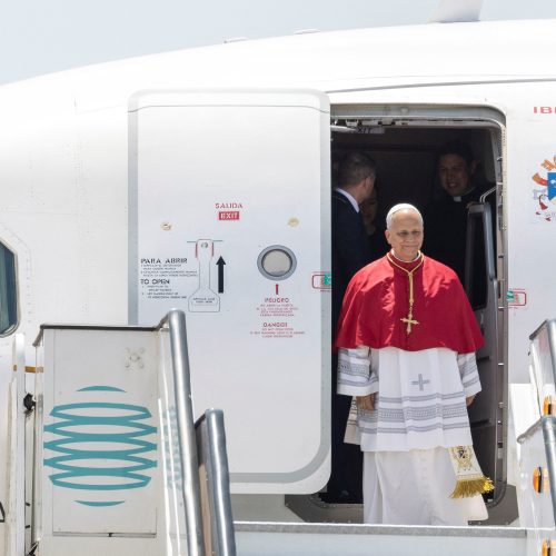 Papa Leão XIV chega a Barcelona para abençoar nova torre da Sagrada Família