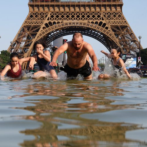 Torre Eiffel é fechada por conta da onda de calor em Paris