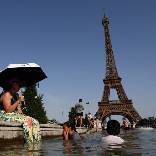 Paris investiga exclusão de funcionárias durante visita de grupo hindu à Torre Eiffel; entenda