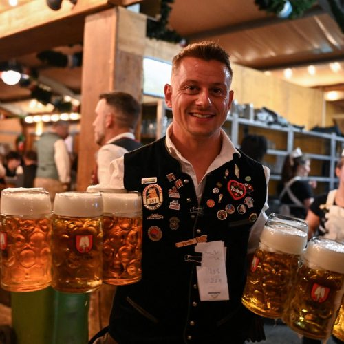 Munique abre Oktoberfest com muito sol, cerveja e IA antiaglomeração