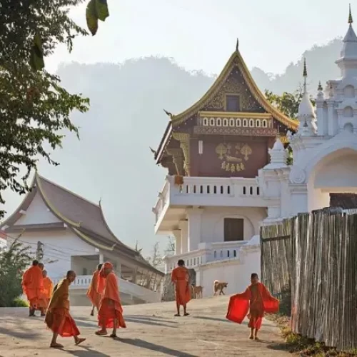 Como monges do Laos estão combatendo o turismo excessivo