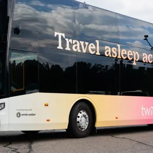 Europa finalmente descobre o ônibus-leito, e modelo comum no Brasil cresce no continente