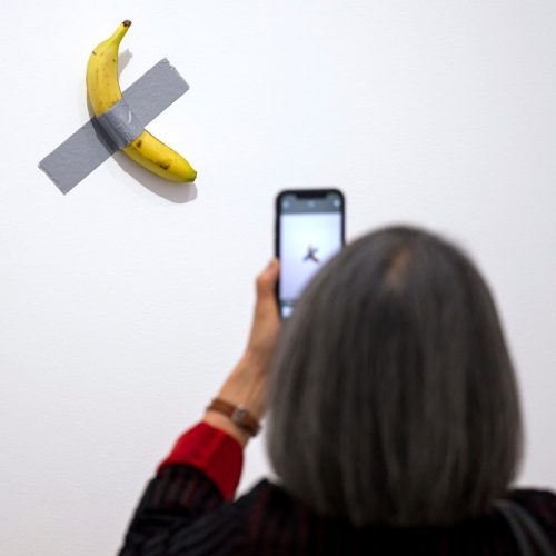 Visitante come banana de obra de arte avaliada em US$ 6 milhões em museu na França