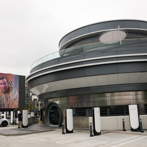 VÍDEO: Como é o restaurante da Tesla, de Elon Musk, que não aceita dinheiro e serve lanches em embalagens de Cybertruck