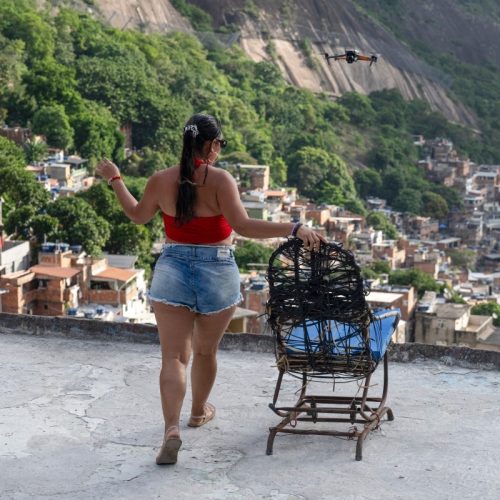 Vídeos de turistas em lajes da Rocinha viralizam e geram debate sobre ‘romantização da pobreza’