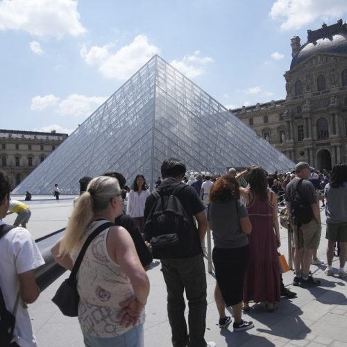 Turismo em massa: Louvre fecha após funcionários entrarem em greve contra superlotação