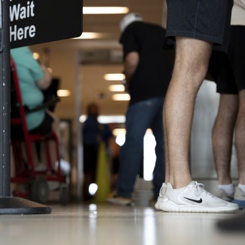 Por que não é mais obrigatório tirar os sapatos em controles de segurança de voo internos nos EUA?