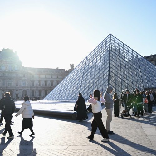 Ingresso do Louvre vai ficar mais caro para visitantes não europeus; confira