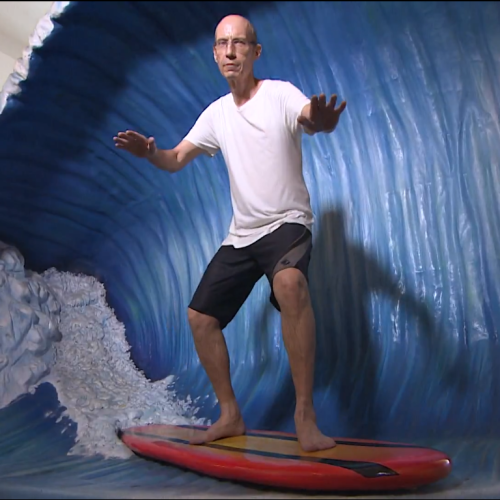 Praia paulistana? Conheça o bar temático que tem piscinas, quadras de areia e palco para shows