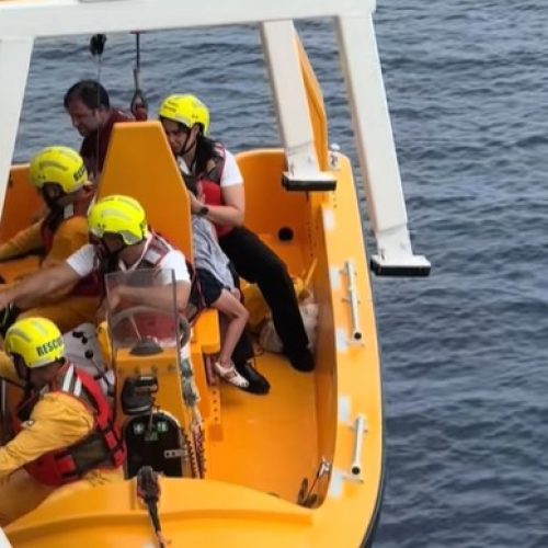 Criança cai no mar durante cruzeiro da Disney e pai pula do navio para salvá-la; VÍDEO