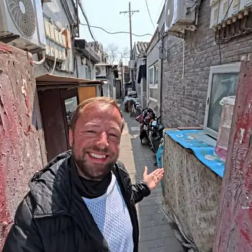 Brasileiro mostra como é morar em favela chinesa pagando R$ 30 de aluguel: ‘Minha viagem nunca acabou’