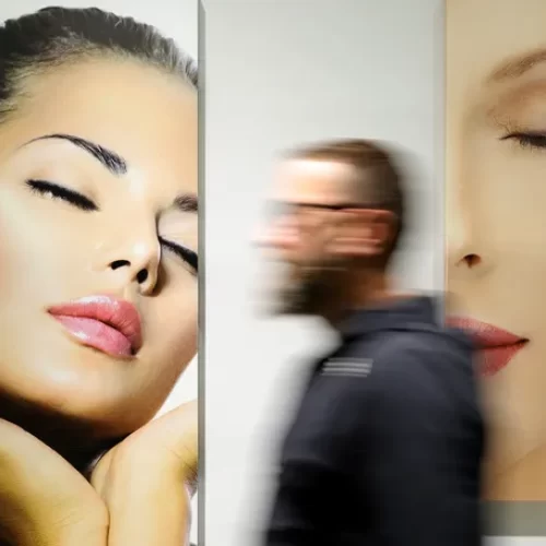 Dentes, lábios, seios: por que a Albânia está vivendo o auge do turismo estético