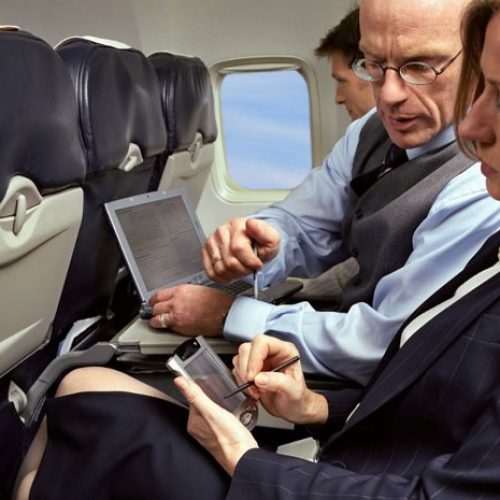 França multa em até R$ 124 mil quem usa celular em etapas proibidas do voo ou desrespeita ordens da tripulação