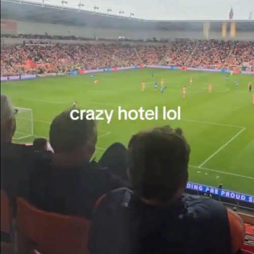 Hotel dentro de estádio de futebol viraliza com vista inusitada da janela dos quartos; VÍDEO