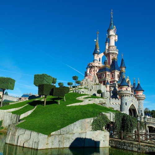 Disney Paris vira palco de polêmica com prisão de homem que organizou casamento fake com menina de 9 anos