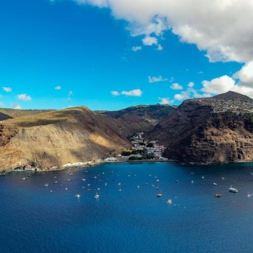 Ilha remota no Atlântico fecha o único aeroporto por falta de segurança, e turistas ficam presos