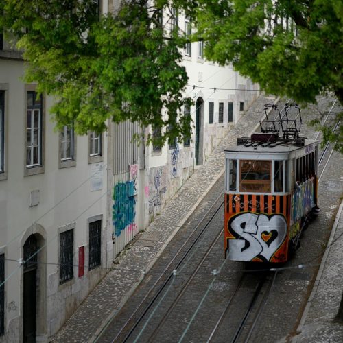 Elevador da Glória: bondinho que descarrilou é cartão-postal de Lisboa