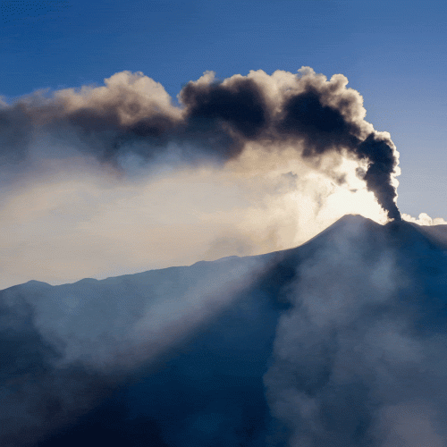 Erupção do Etna atrai multidão de turistas na Itália; veja FOTOS e VÍDEO