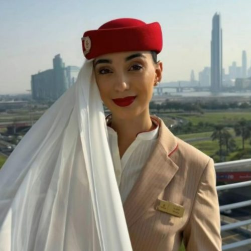 Comissária da Emirates viraliza no TikTok ao revelar salário e mostrar apartamento em Dubai