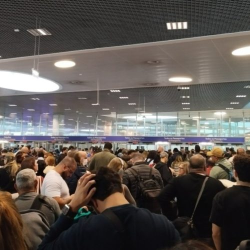 Novo controle de passaportes provoca filas de até 5 horas em aeroportos da Europa
