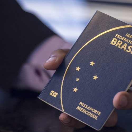 Passaporte brasileiro sobe no ranking dos mais poderosos do mundo em 2025; veja o top 20