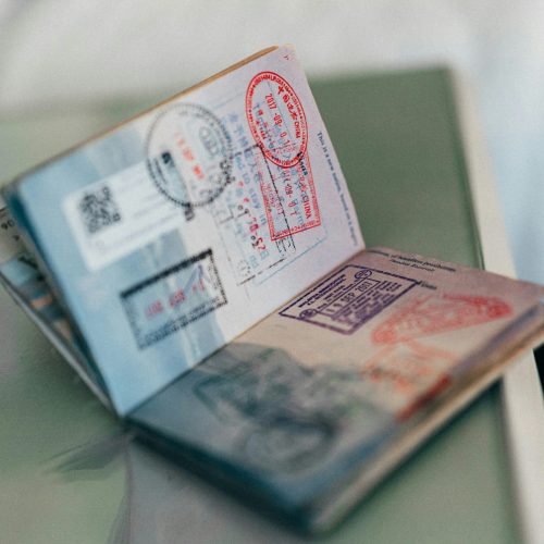 Fim do carimbo no passaporte: novo sistema de controle de fronteiras entra em vigor na União Europeia