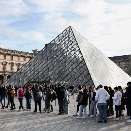 Museu do Louvre reabre para visitantes pela primeira vez após roubo de joias