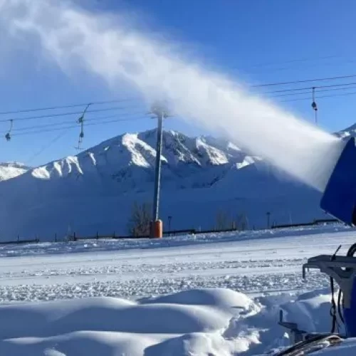 O uso de neve artificial em estações de esqui no Chile diante de incertezas sobre o clima