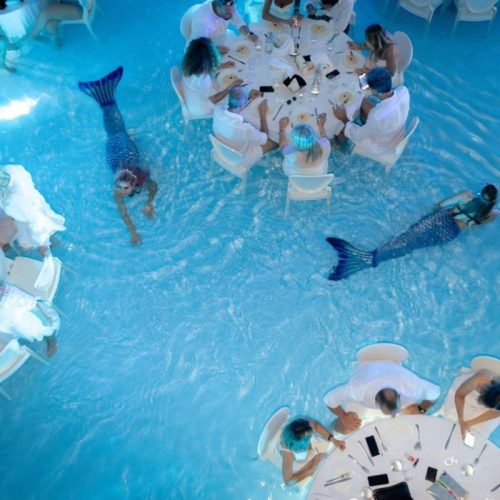 Jantar dentro de piscina com ‘sereia’ entre mesas viraliza e rende piadas no Brasil; conheça