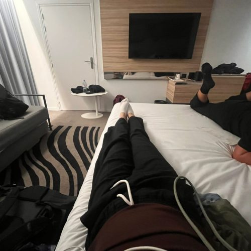 Brasileira relata tentativa de estupro após TAP acomodá-la em quarto de hotel com homem desconhecido